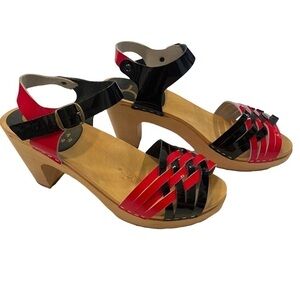 𝅺CAPE Clogs Red & Black patent leather open toed